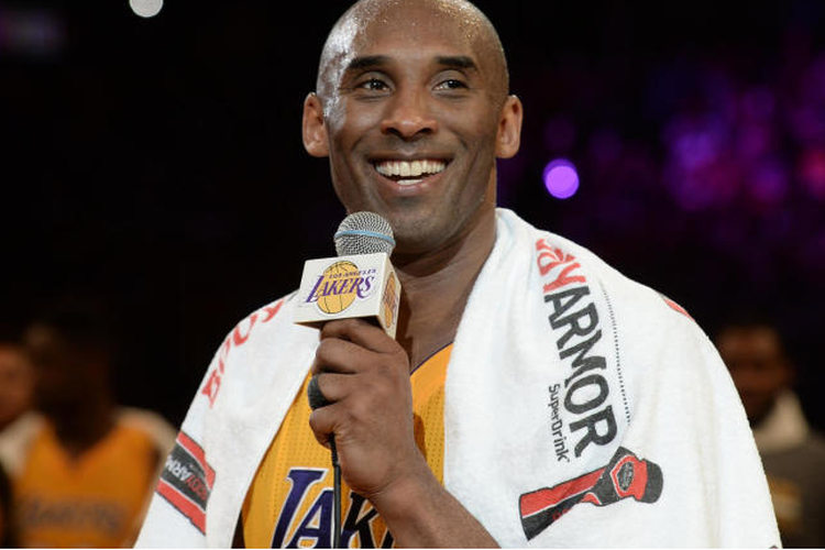 Kobe Bryant dengan handuk di pundaknya, saat memberikan sambutan dalam pertandingan terakhirnya bersama Lakers. 