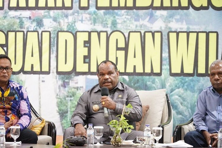 Bupati Yahukimo Didimus Yahuli saat menghadiri rapat khusus Percepatan Pembangunan Kesejahteraan sesuai dengan wilayah adat Papua yang berlangsung di Suni Garden Lake Hotel and Resort Sentani, Kabupaten Jayapura, Papua, Jumat (10/6/2022). 