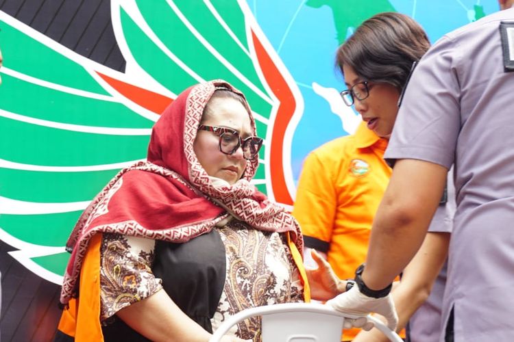 Pelawak Nunung (berkerudung) di Polda Metro Jaya, Jakarta Selatan, dalam jumpa pers kasus narkoba yang menjeratnya, Senin (22/7/2019).