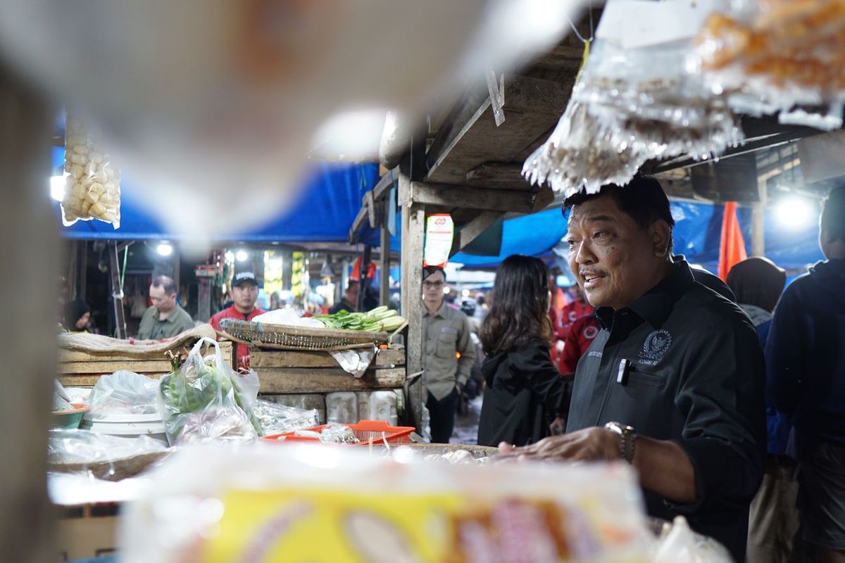 Menjelang bulan suci Ramadhan 2025, pemerintah terus berupaya memastikan kestabilan harga kebutuhan pokok di pasaran, Ketua Badan Akuntabilitas Keuangan Negara (BAKN) sekaligus Anggota Komisi XI DPR RI, Ir. Andreas Eddy Susetyo, M.M., saat turun langsung ke Pasar Induk Gadang, Kota Malang, pada Jumat (28/2/2025) pagi. 