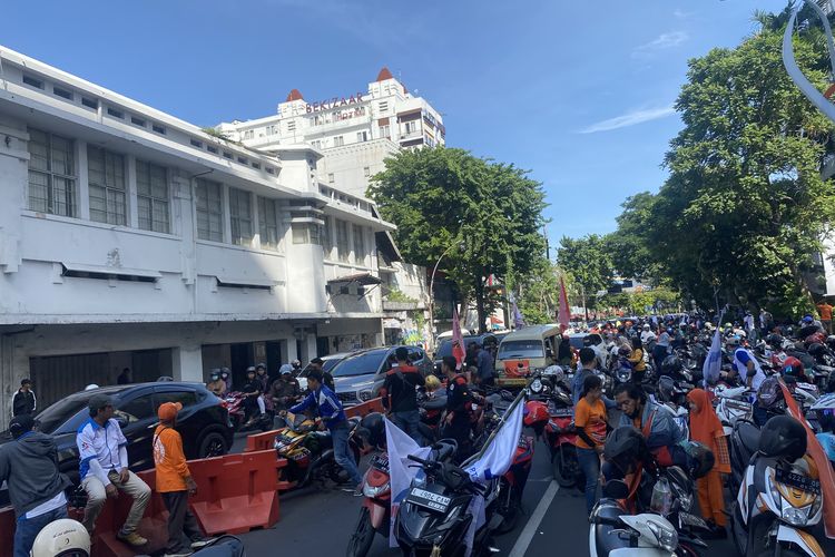 Ratusan buruh berhenti di Jalan Embong Malang, pusat Kota Surabaya macet, Rabu (1/5/2024).