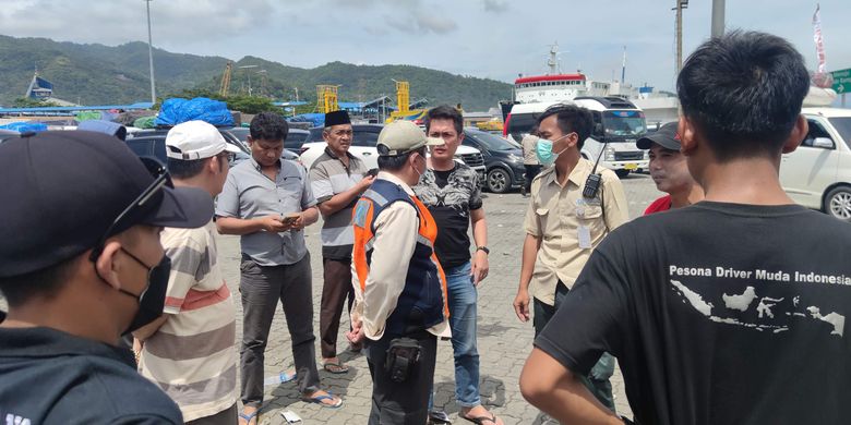 Sejumlah pemudik menyamapikan protes ke petugas karena lamanya antrean masuk kapal di Dermaga 3 Pelabuhan Merak, Banten, Selasa (26/4/2022).