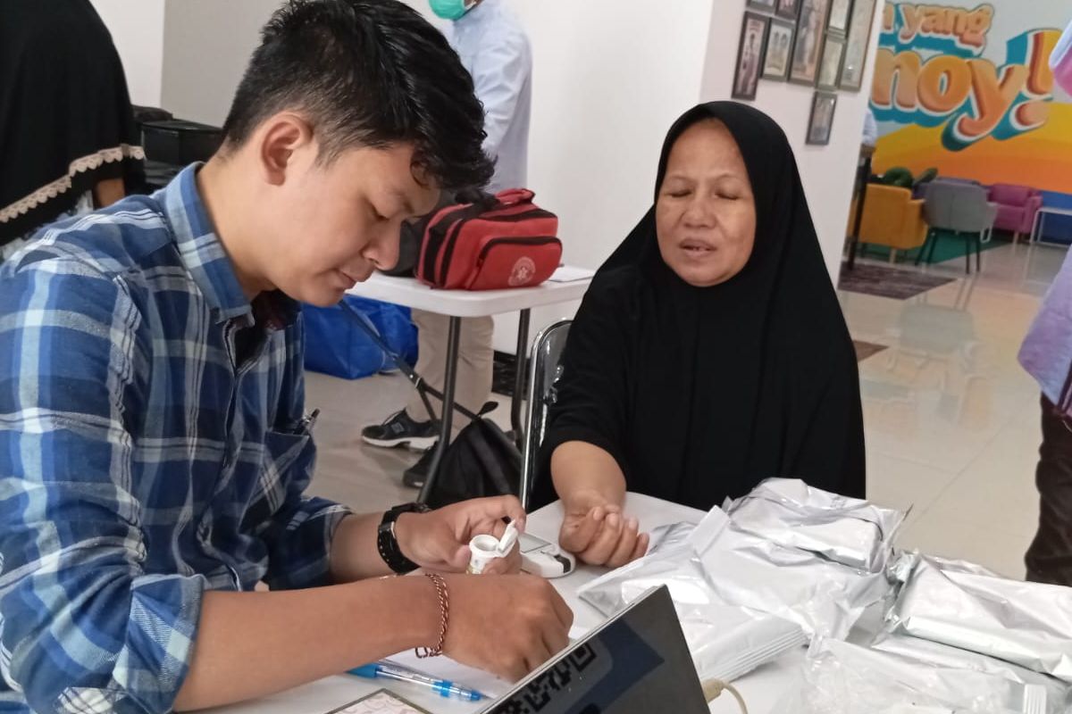 Tim Kampanye Nasional (TKN) Pemilih Muda (Fanta) Prabowo Subianto-Gibran Rakabuming Raka menggelar pemeriksaan kesehatan gratis untuk masyarakat umum di TKN Fanta Headquarter, Menteng, Jakarta Pusat, Rabu (6/12/2023).
