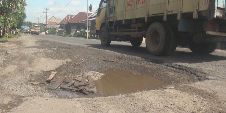 Salah satu ruas di jalan lintas timur Palembang-Ogan Ilir di Desa Lubuk Sakti yang kondisinya rusak parah. Di jalan tersebut sering terjadi kecelakaan baik kendaraan roda dua maupun roda empat.