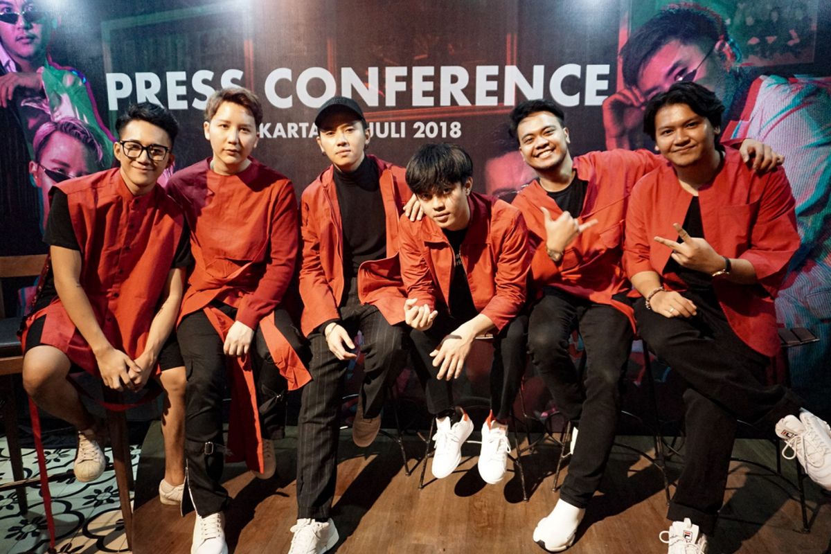 Boyband SM*SH yang beranggotakan Bisma Karisma, Rangga Moela, Dicky Prasetya, Rafael Tan, M. Reza Anugrah dan M Ilham dalam jumpa pers SM*SH is Back di Epicentrum, Rasuna Said, Kuningan, Jakarta Selatan, Rabu (11/7/2018).