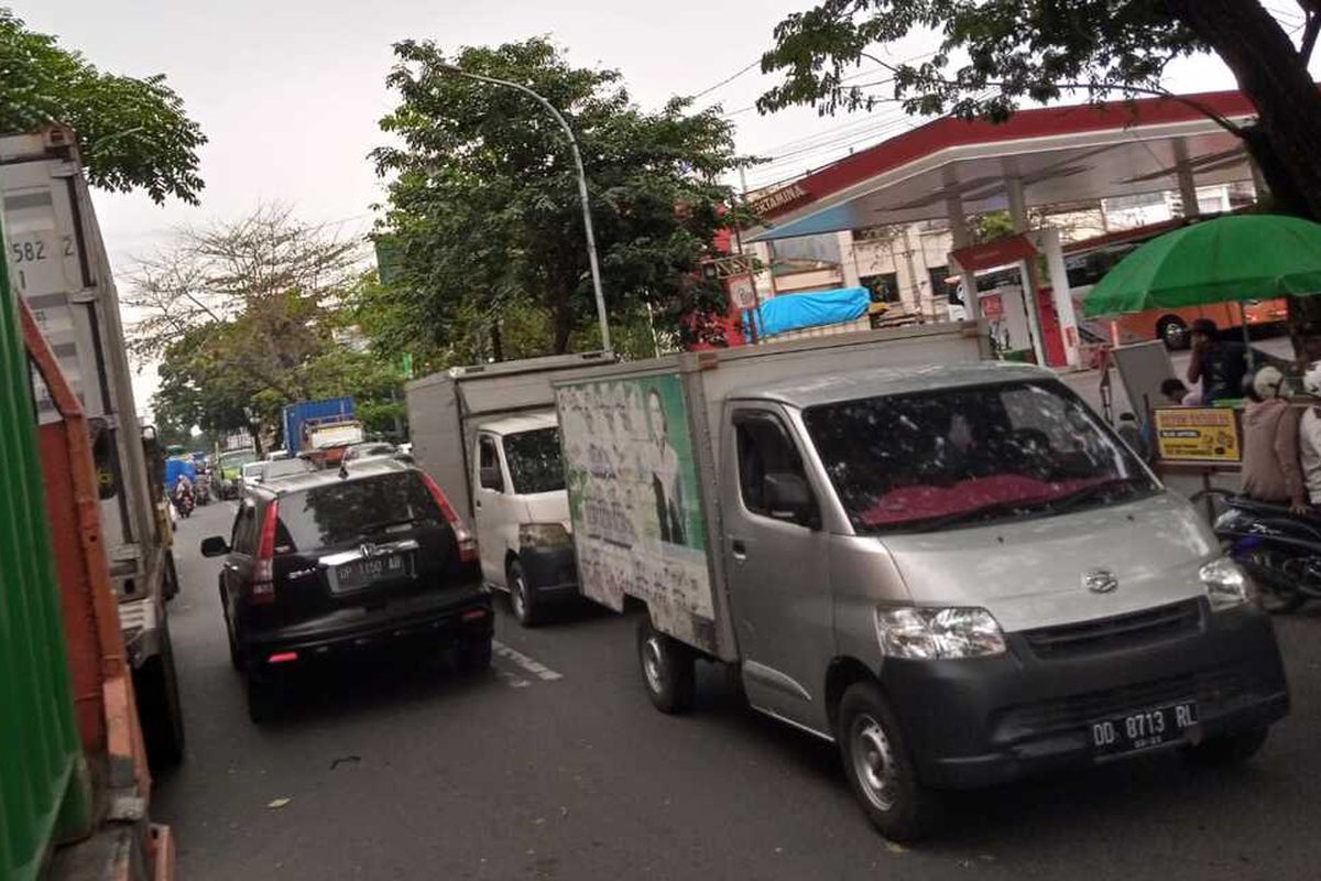 Antrean kendaraan yang ingin mengisi bahan bakar minyak (BBM) jenis solar di sejumlah Stasiun Pengisian Bahan Bakar Umum (SPBU) Kota Makassar masih berlangsung sejak sepekan terakhir.