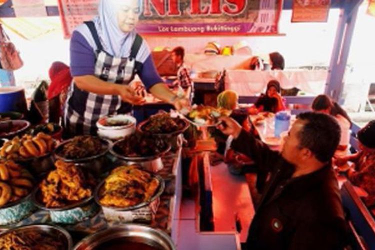 Suasana Warung Nasi Kapau di Los Lambuang, Bukittinggi, Sumatera Barat, Selasa (9/7/2013). Masakan khas Nasi Kapau anatara lain Rendang Itik, Rendang Ayam, dan Kalio Tamusu (usus sapi isi telor).
