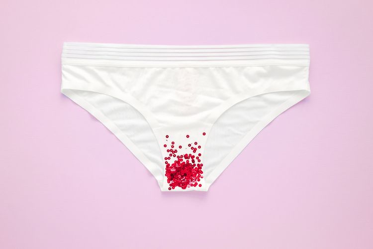Wanita mengalami menstruasi setiap bulan. Darah haid terkadang berbau tak sedap, kira-kira apa penyebabnya?