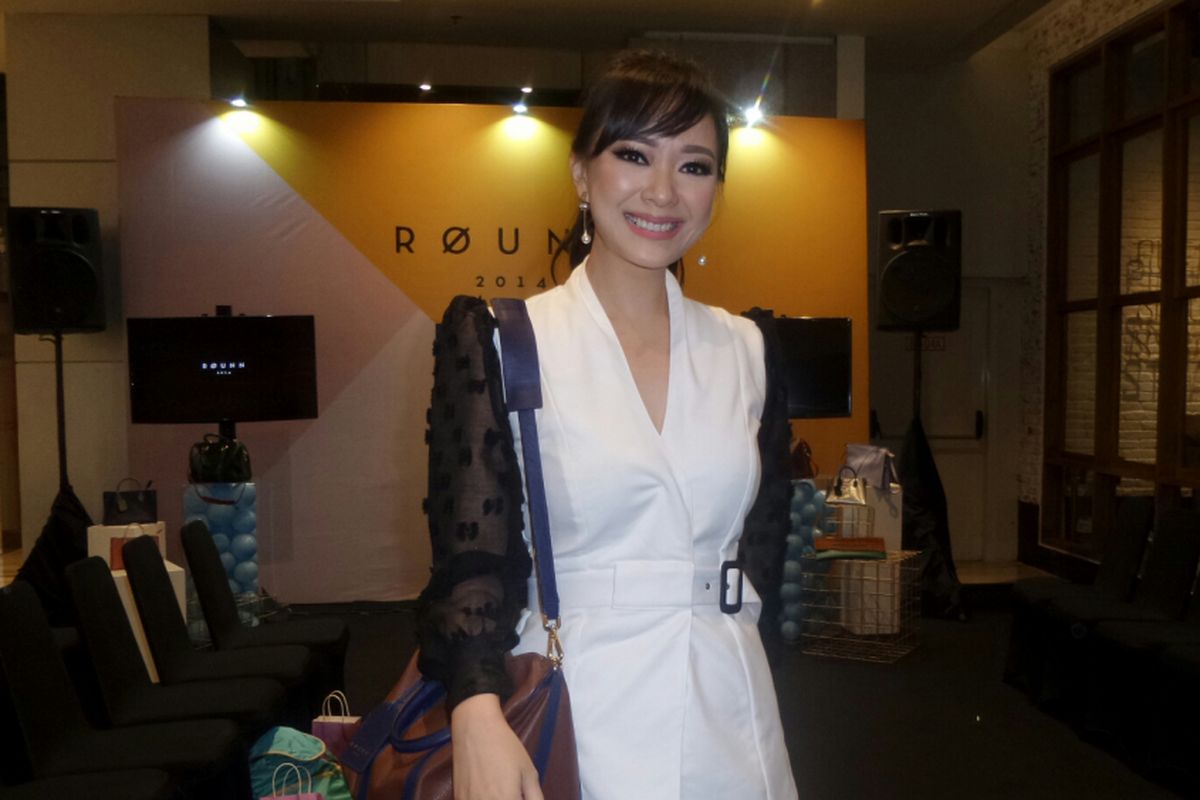 Pembawa acara Yuanita Christiani dalam peluncuran Rounn x Sandra Dewi di Grand Indonesia, Tanah Abang, Jakarta Pusat, Senin ( 23/10/2017).