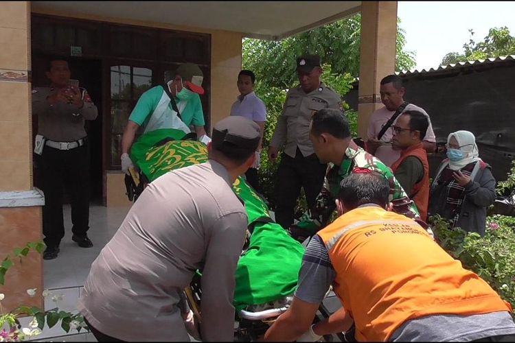 Proses evakuasi jenazah diduga korban perampokan di Sidoarjo
