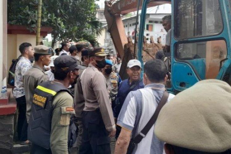 Eksekusi lahan warga di Puri Intan, Ciputat Timur, Tangerang Selatan, Kamis (20/10/2022). Lahan yang dieksekusi akan dikembalikan ke UIN Syarif Hidayatullah untuk pembangunan kampus.
