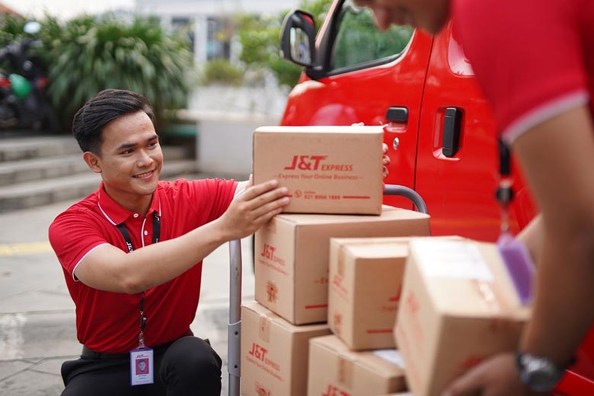 Pengiriman paket oleh J&T Express.