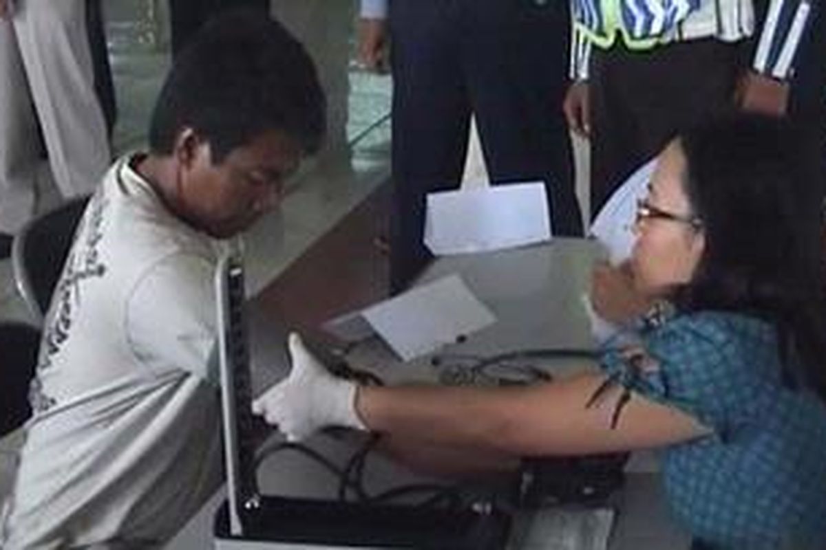 Seorang pengemudi bus di tes kesehatannya di pos kesehatan terminal Giwangan Yogyakarta, Kamis (25/8/2011).