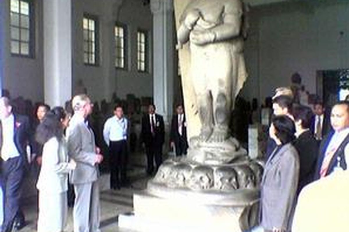 Pangeran Charles sedang mengamati Arca Bhairawa di Ruang Batu Museum Nasional, Jakarta, Senin (3/11)