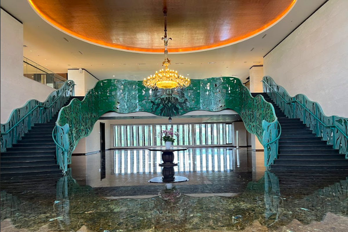 Lobby utama ini dilengkapi dua tangga di sisi kiri dan kanan dengan railing artistik yang terbuat dari baja tahan karat.