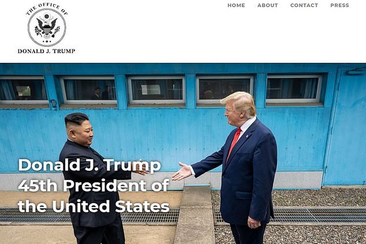 Tangkap layar beranda 45office.com, yang menampilkan foto-foto Trump bersama istrinya Melania, anggota militer dan pemimpin dunia, diambil di berbagai acara selama menjadi presiden.
