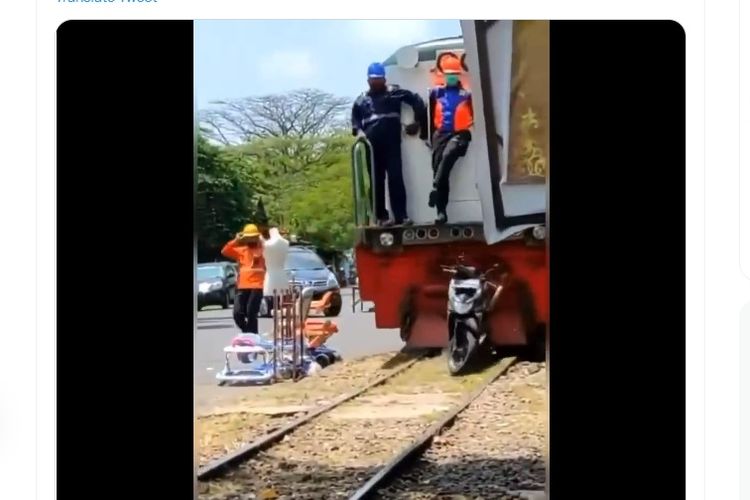 Tangkapan layar video viral sepeda motor ditabrak kereta di Malang, Jawa Timur.