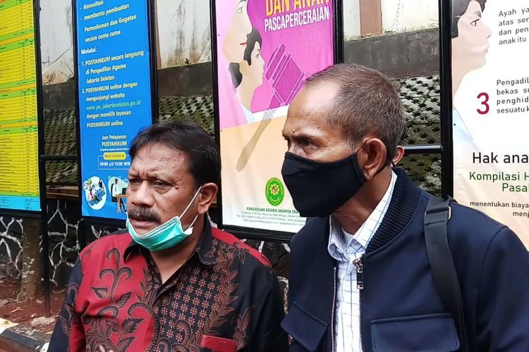 Kuasa hukum Jonathan Frizzy, Imran Sinulingga (kiri) dan Sinarta Bangun (kanan) usai menjalani sidang di Pengadilan Agama Jakarta Selatan, Kamis (9/12/2021). 