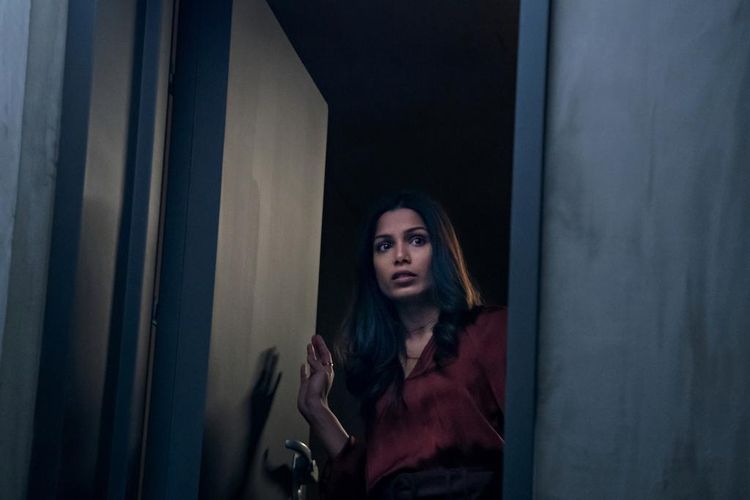 Aktris Freida Pinto dalam film Intrusion.