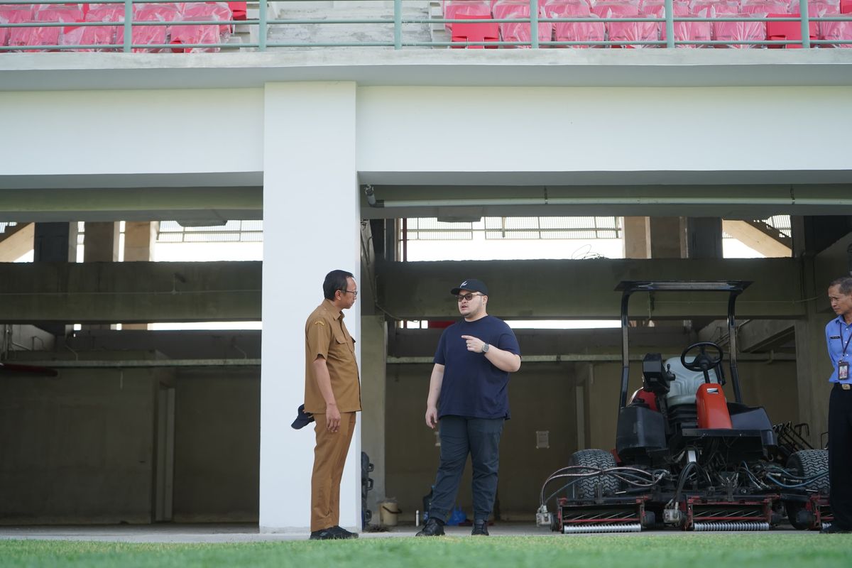 Bupati Kediri Hanindhito Himawan Pramana melakukan pengecekan berkala Stadion Gelora Daha Jayati bersama jajaran Pemerintah Kabupaten (Pemkab) Kediri, Senin (3/6/2024). (Dok. Humas Pemkab Kediri )