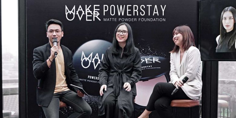 Brand Manager Make Over, Stephanie Lie (tengah) dan Product Manager Make Over, Murni Sugestyna (kanan) dalam acara peluncuran MakeOver Power Stay Powder Foundation (7/8).