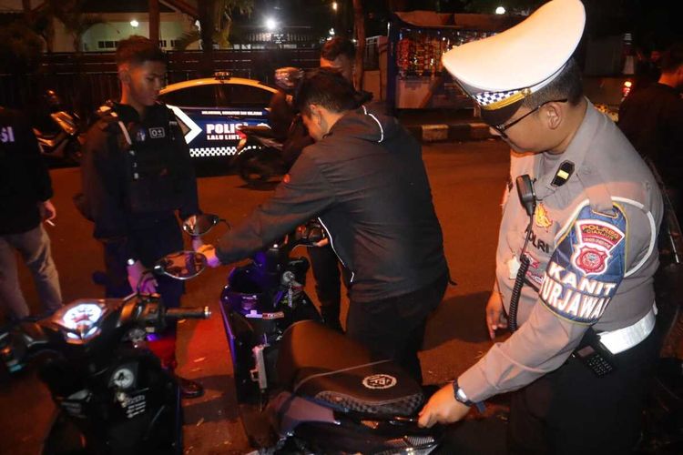 Polisi melakukan razia terhadap pelajar yang masih kedapatan berkeluyuran pada malam hari di wilayah hukum Polres Cianjur, Jawa Barat, Selasa (27/5/2025)