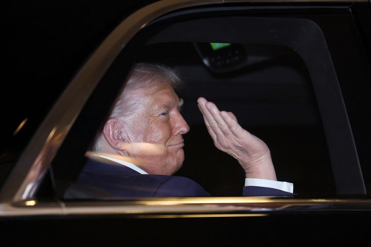 Presiden Amerika Serikat Donald Trump melambaikan tangan kepada Kaisar Jepang Naruhito dari mobil kepresidenannya, saat meninggalkan Istana Kekaisaran di Tokyo, Jepang, Senin (27/10/2025).