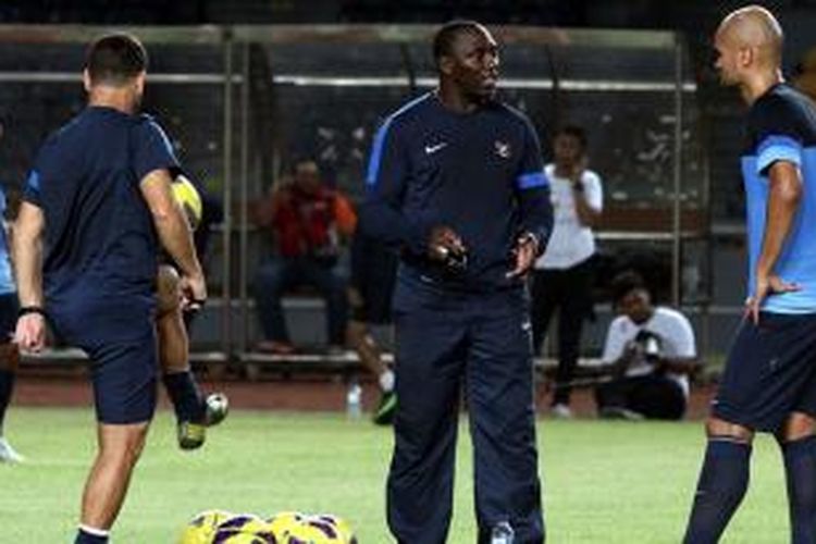 Pelatih Jacksen F Tiago (tengah) saat memimpin sesi latihan tim nasional Indonesia.