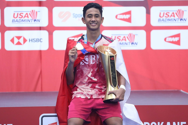 Alwi Farhan Alhasny (18) menunjukkan piala dan medali setelah sukses meraih gelar juara dunia junior dalam BWF World Junior Championships 2023 di Amerika Serikat.