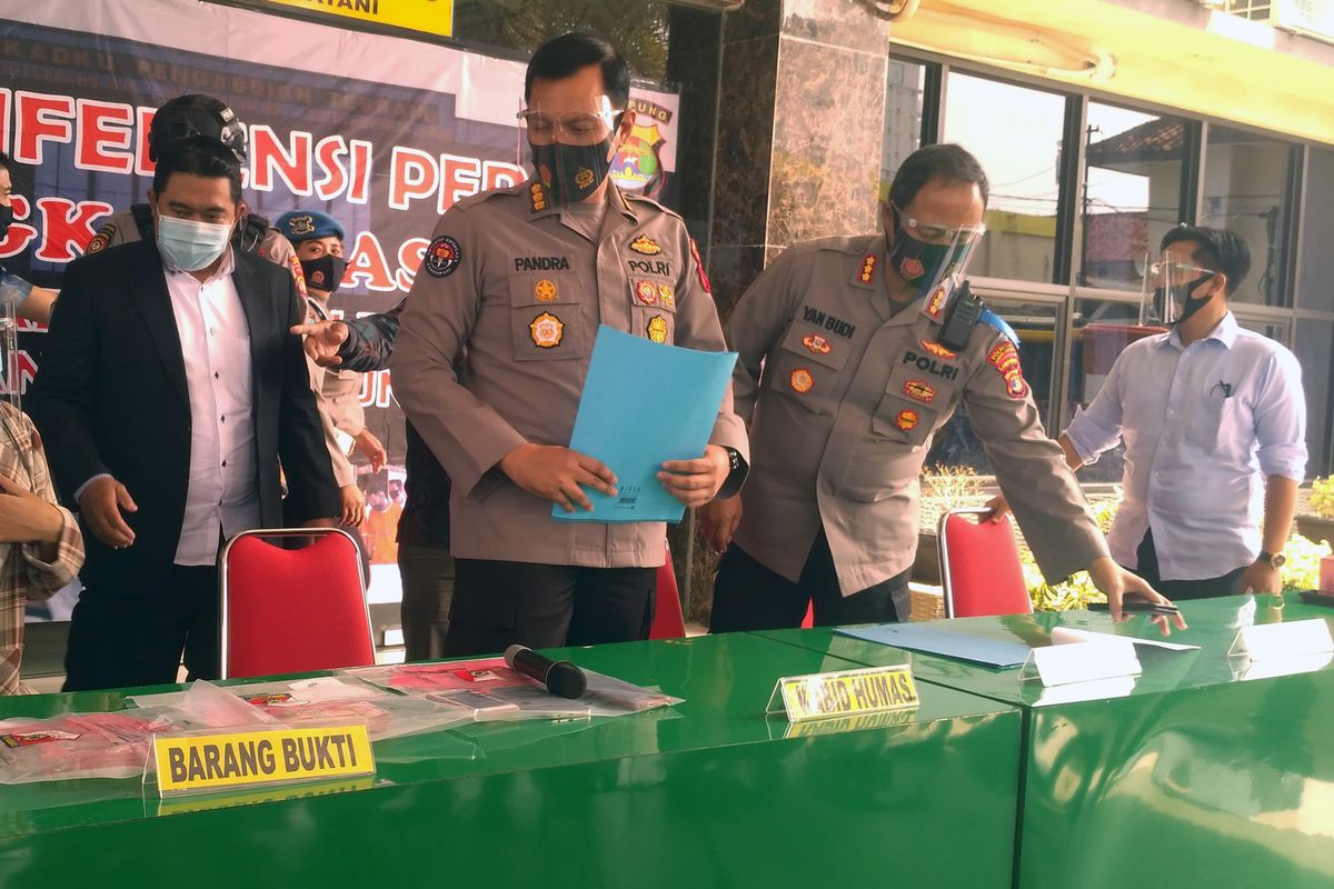 Artis berinisial VS dihadirkan dalam ekspos di Mapolresta Bandar Lampung, Kamis (30/7/2020). Sejumlah barang merek ternama menjadi barang bukti yang disita polisi.