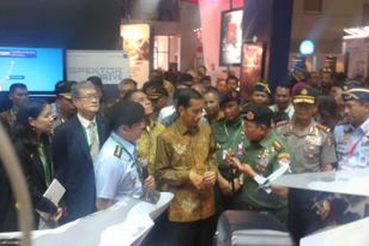 Presiden Joko Widodo mengunjungi pameran Indo Defence 2014 Forum & Expo, Jumat (7/11/2014).