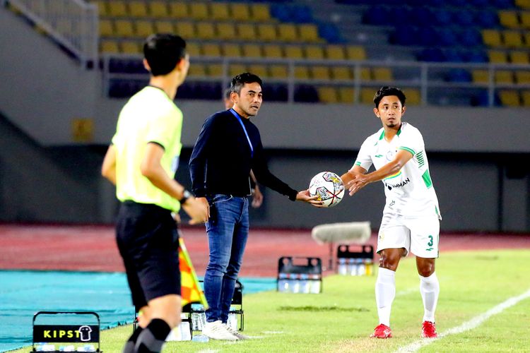 Pelatih PSS Sleman Seto Nurdiantoro memberi bola pada pemain Bagus Nirwanto saat pertandingan pekan ke-16 Liga 1 2022-2023 melawan Bali United yang berakhir dengan skor 1-2 di Stadion Manahan Solo, Senin (19/12/2022) malam.