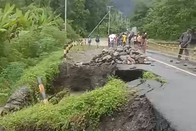 Sungai meluap hingga merusak gorong-goring Jembatan Kawanua di Kecamatan Tehoru, Kabupaten Maluku Tengah, Maluku, Rabu (22/5/2024).