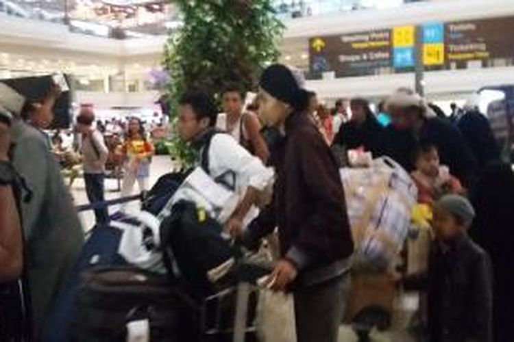 42 WNI yang dipulangkan dari Yaman tiba di Bandara Ngurah Rai