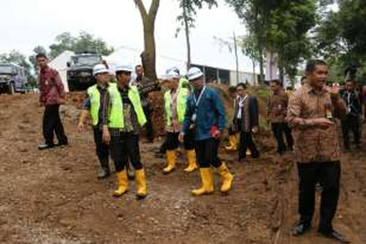 Presiden Joki Widodo bersama Wali Kota Bandung Ridwan Kamil saat meninjau lokasi ground breakingmereta cepat di Kabupaten Bandung Barat, beberapa waktu lalu. 