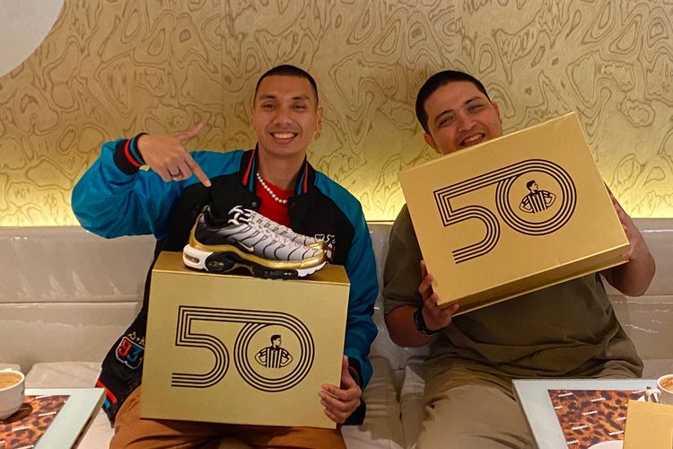 Rayi Putra - Brand Ambassador Foot Locker Indonesia bersama Vitra Widinanda - Brand Marketing Foot Locker Indonesia.