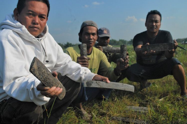 Warga menunjukkan penemuan instrumen gamelan kuno yang diduga peninggalan era Kerajaan Mataram Islam Abad 16 di Dusun Medang, Desa Banjarejo, Kecamatan Gabus, Kabupaten Grobogan, Jawa Tengah, Minggu (1/8/2021).