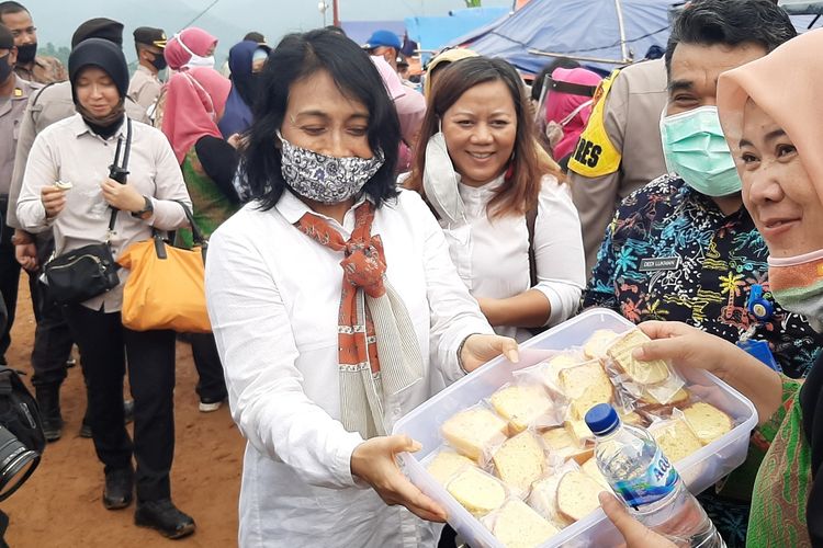 Menteri Pemberdayaan Perempuan dan Perlindungan anak (PPPA) Bintang Puspayoga di huntara Kampung Cigobang, Kabupaten Lebak, Banten, Kamis (9/7/2020)