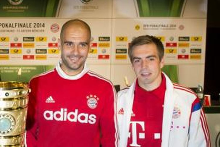 Pelatih Bayern Muenchen, Josep Guardiola, berpose bersama kapten timnya, Philipp Lahm, saat konferensi pers Piala Jerman pada 16 Mei 2014.
