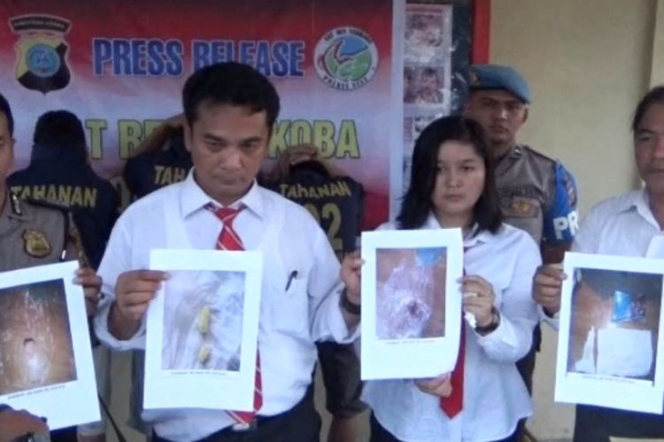 Kasat Narkoba Iptu Sonifati Zalukhu bersama Paur Subbag Humas Polres Nias dan penyidik pembantu lainnya memperlihatkan barang bukti pil ekstasi yang diduga digunakan oleh 14 orang saat pesta narkoba di salah satu tempat hiburan di Kota Gunungsitoli, Minggu (21/1/2018) malam.