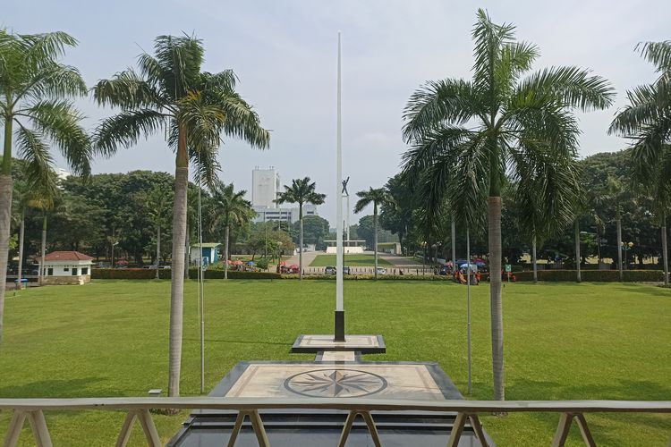 Titik yang dulunya lokasi patung Gubernur Jenderal Jan Pieterszoon Coen (JP Coen), dengan latar bagian belakang Monumen Pembebasan Irian Barat di Lapangan Banteng, Jakarta Pusat. Foto diambil dari dalam Gedung AA Maramis (Istana Daendels) pada Sabtu (15/6/2024).