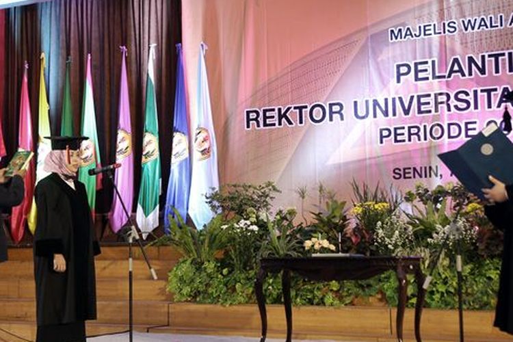 Ketua Majelis Wali Amanat Universitas Padjadjaran Rudiantara (kanan) melantik Prof Dr Rina Indiastuti, MSIE sebagai Rektor Unpad periode 2019-2024 di Grha Sanusi Hardjadinata Unpad, Jalan Dipati Ukur No. 35, Bandung, Senin (7/10/2019).