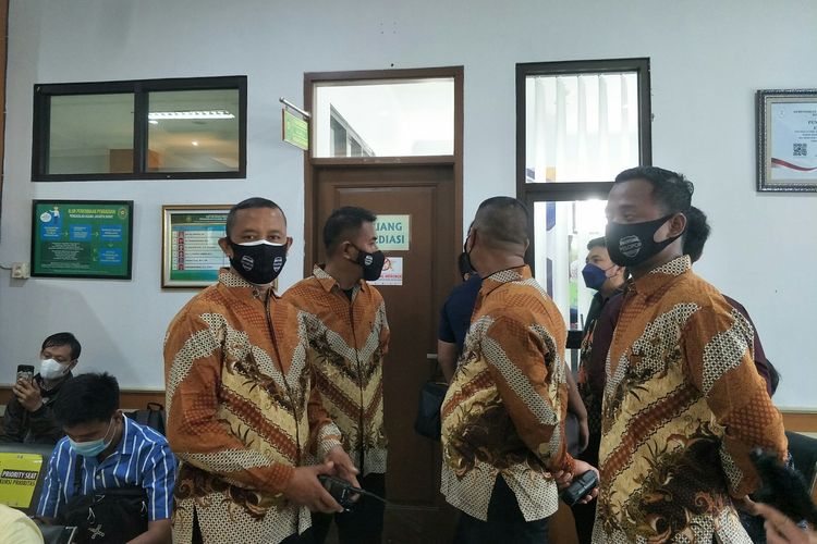 Adik almarhum Bibi Andriansyah, Frans Faisal dan empat bodyguard yang menjaga di depan ruang mediasi sidang perdana hak asuh dan perwalian Gala Sky Andriansyah di Pengadilan Agama Jakarta Barat, Rabu (15/12/2021).