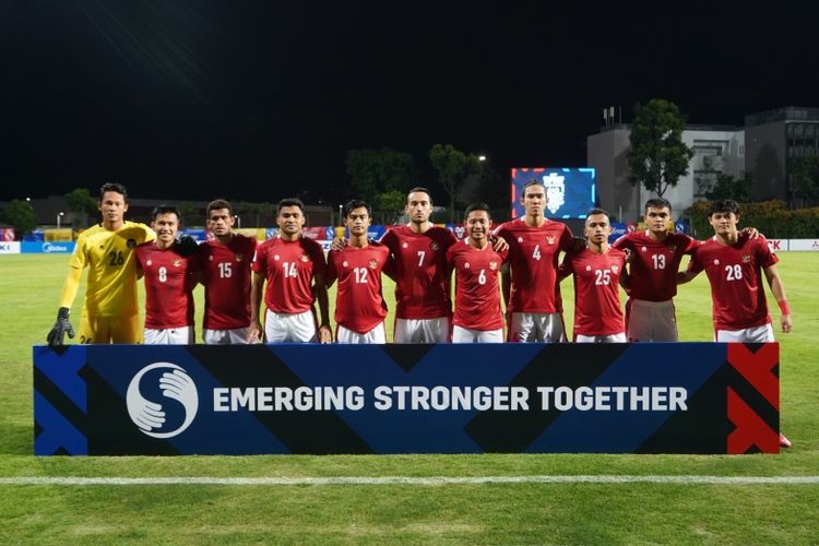 Timnas Indonesia sebelum bertanding melawan Kamboja pada penyisihan Grup B Piala AFF 2020 di Stadion Bishan, Singapura, Kamis (9/12/2021). Indonesia akan melawan Singapura pada semifinal Piala AFF 2020 di Stadion Nasional, Singapura, Rabu (22/12/2021).