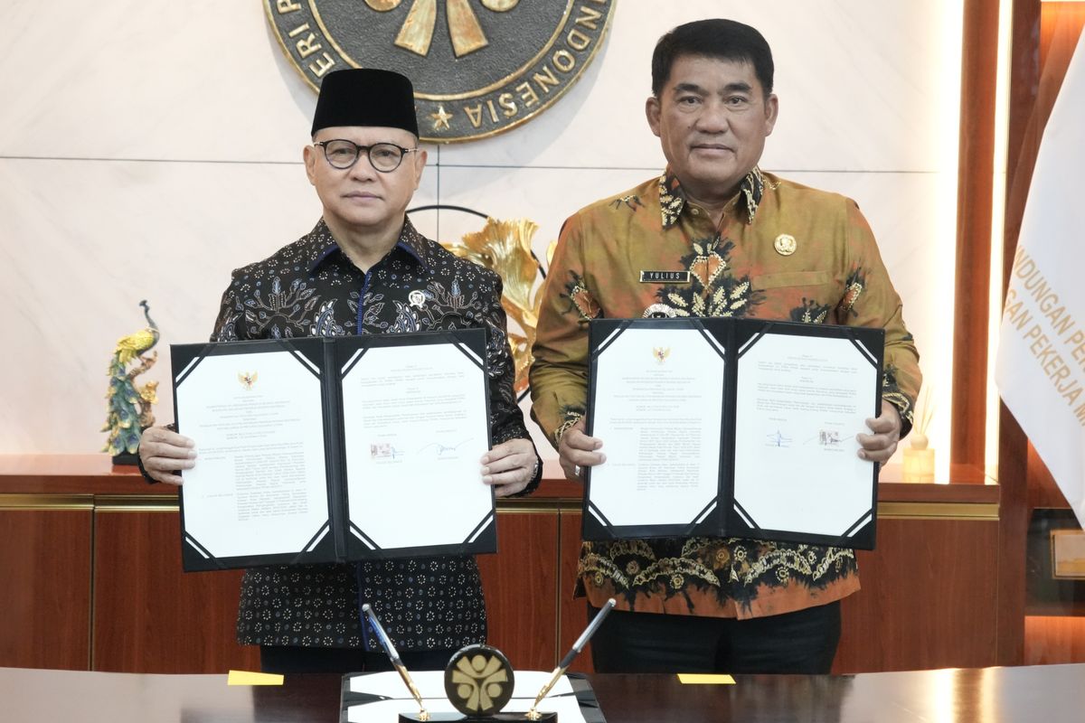 Penandatanganan nota kesepahaman (MoU) serta Perjanjian Kerja Sama antara Menteri P2MI Mukhtarudin dan Gubernur Sulawesi Utara Yulius Selvanus. (Dok. Kementerian P2MI)