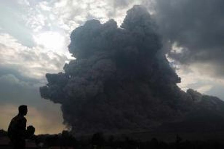 Anggota TNI melihat guguran awan panas letusan Gunung Sinabung di Karo, Sumatera Utara, Senin (13/10/2014). Luncuran aliran piroklastik letusan mencapai 4,5 kilometer menuju desa-desa di kaki gunung.