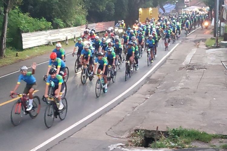 Sejumlah peserta Cycling de Jabar 2024 melintasi jalan Raya Cirebon - Kuningan pada Sabtu (25/5/2024) siang. Mereka akan menempuh jarak sepanjang 213 Kilometer dengan titik akhir Pangandaran.