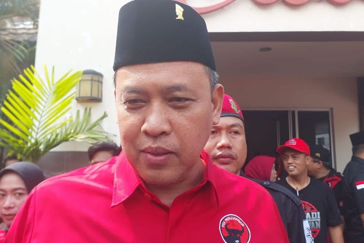 Ketua Dewan Pimpinan Cabang (DPC) PDI Perjuangan Kota Bekasi Tri Adhianto saat ditemui awak media usai mendaftarkan 50 orang bacaleg ke Komisi Pemilihan Umum (KPU) Kota Bekasi, Kamis (10/5/2023).