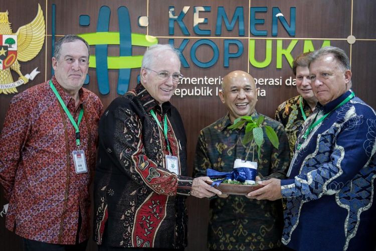 Menteri Koperasi dan UKM, Teten Masduki dalam acara Round Table Discussion dengan Kamar Dagang, Asosiasi Kratom Amerika, Ahli Riset, Senator dan Representative (DPR) AS dan Koprabuh (Koperasi Produsen Anugerah Bumi Hijau) yang bertajuk Urgensi Keberlangsungan Perdagangan Kratom, di Kantor KemenKopUKM, Jakarta, Rabu (10/8/2022) 