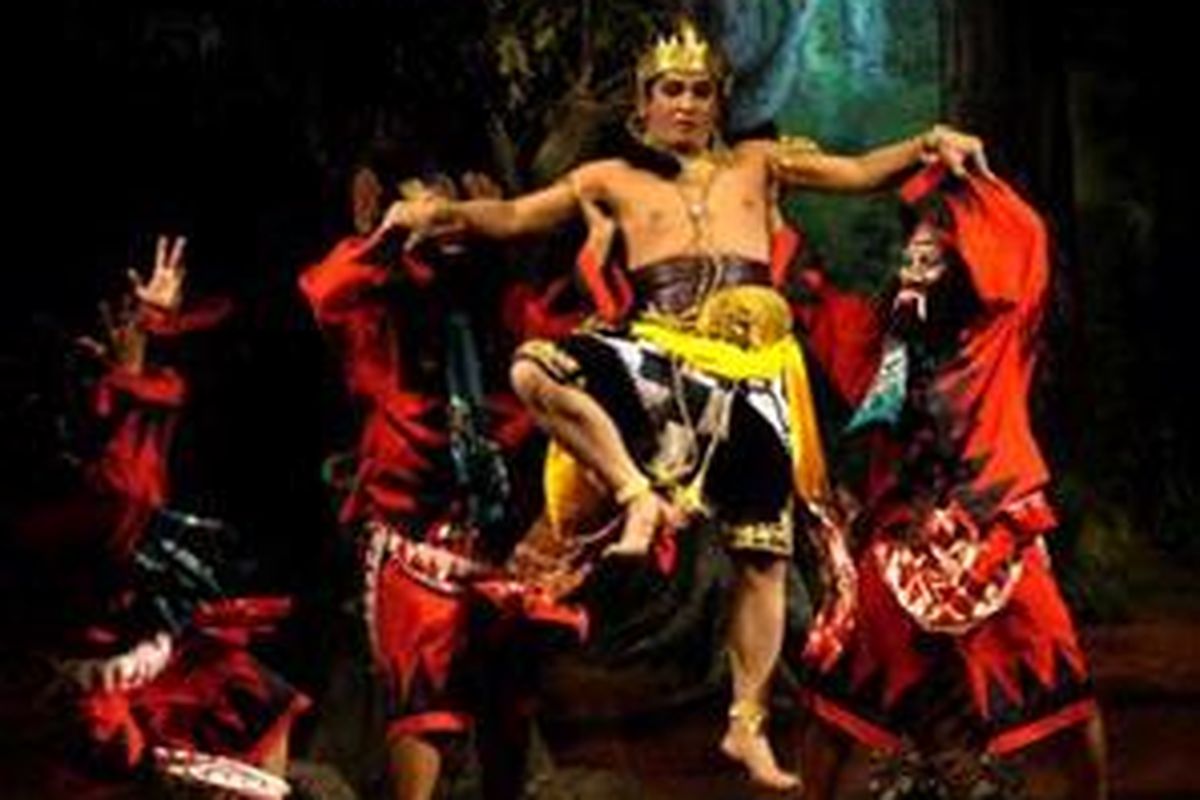 Pementasan wayang orang dengan lakon Abimanyu Rabi Wurung oleh Kelompok Wayang Orang Bharata di Gedung Wayang Orang Bharata, Jakarta (12/7) malam. Kelompok yang memiliki jumlah anggota 112 orang ini melakukan pementasan wayang orang sejak tahun 1972. 